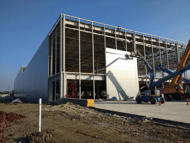 에스와이가 현대차 델타마스 공장 공사현장에 외벽 패널 7만 헤베(m²)를 납품한다.
