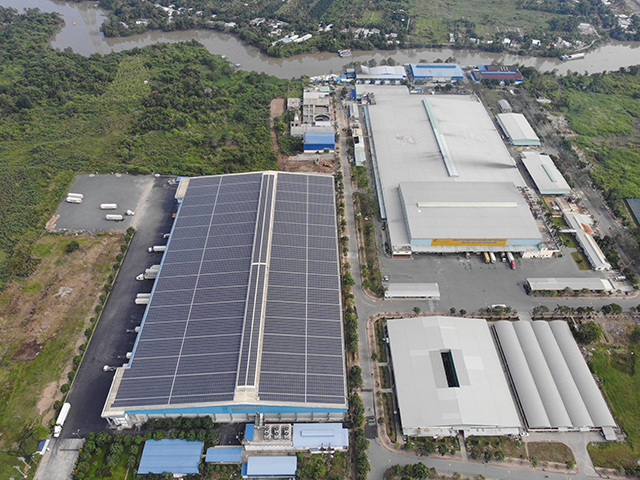 CJ대한통운의 베트남 냉동 물류센터 지붕의 태양광 발전 설비