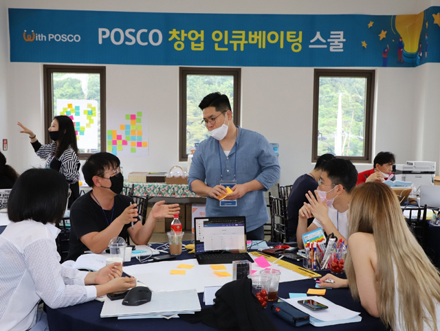 지난해 6월 진행된 창업인큐베이팅스쿨에서 교육생들이 토의하고 있는 모습.