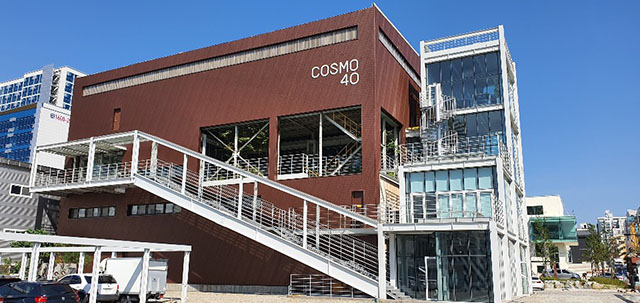 엠스틸의 ´레보엠 K´가 적용된 코스모40 카페 외부 전경(제공: 엠스틸)