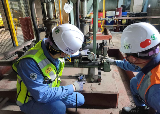포스코 포항제철소 선재정비섹션 직원들이 윤활유 공급 배관의 온도와 압력을 점검하고 있다.