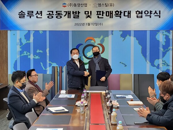 ◇ 동양산업 권기철 대표(사진 좌)와 엠스틸 한길수 대표(사진 우)의 협약식 모습