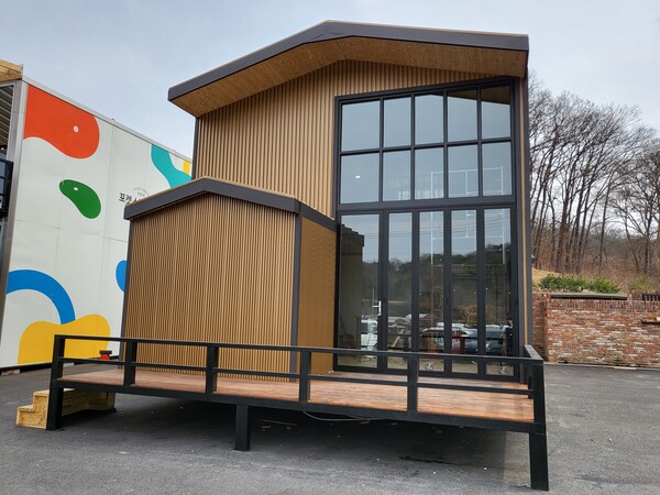 ◇강원도 원주 이동식 주택 시공 현장에 엠스틸의 루버·미니루버·징크강판 3가지가 적용된 모습