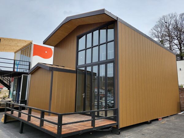 ◇엠스틸의 루버·미니루버·징크강판이 접목된 이동식 주택의 측면 