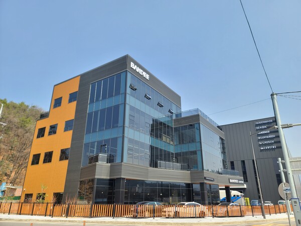 ◇엠스틸의 라이트우드 루버와 징크블랙 루버가 적용된 경기 남양주 신축 물류창고