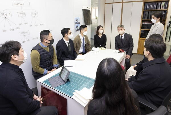 동국제강 장세욱 부회장이 팀별 시무식을 찾아 덕담을 나누고 있다