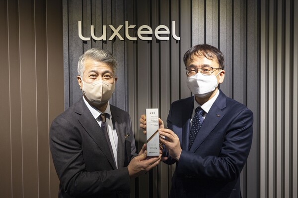 동국제강 장세욱 부회장이 새해를 맞아 우수직원으로 선정된 최석형 동국제강 세무팀장에게 송원상을 시상하고 있다