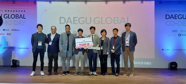 대홍코스텍 김기환 대표(사진 왼쪽부터 다섯번째)가 9일 대구서 개최된 대구글로벌 데모데이에서 ‘철수씨’가 우수기업으로 선정된 이후 심사위원들과 기념사진을 찍고 있다.