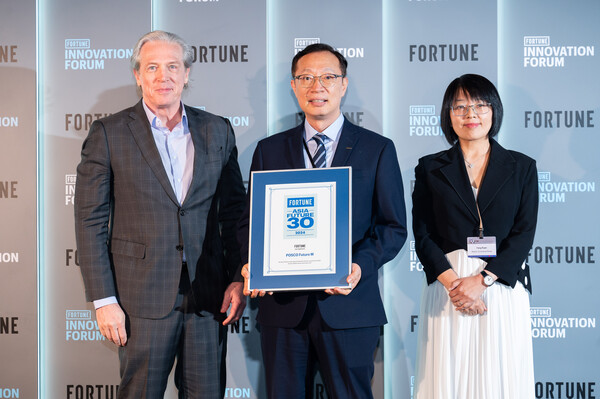 포스코퓨처엠이 27일 홍콩 로즈우드호텔에서 열린 '포춘 이노베이션 포럼'에서 ‘2024 FORTUNE Asia Future 30’을 수상했다. (사진 왼쪽부터) 클레이 챈들러(Clay Chandler) 포춘아시아 편집장, 선주현 포스코아시아 법인장, 팡루안(Fang Ruan) 보스턴컨설팅그룹 홍콩 대표 파트너