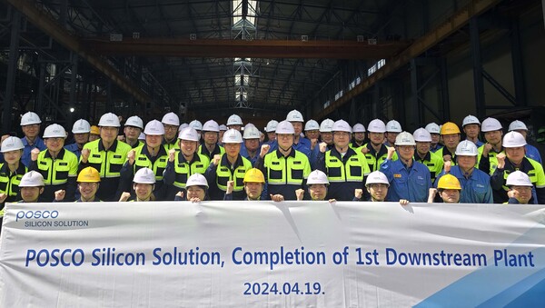 이재우 대표(두 번째 줄 오른쪽에서 다섯 번째) 등 포스코실리콘솔루션 임직원들이 4월 19일 준공한 실리콘음극재공장 앞에서 기념촬영을 하고 있다.