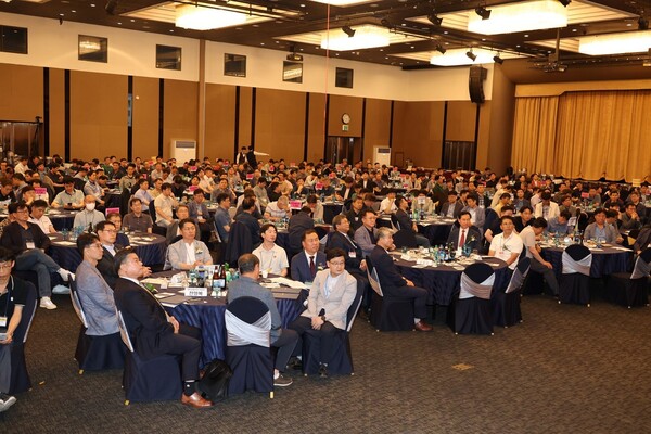 포항제철소 한마음 행사에 참석한 파트장들이 강연을 청취 모습