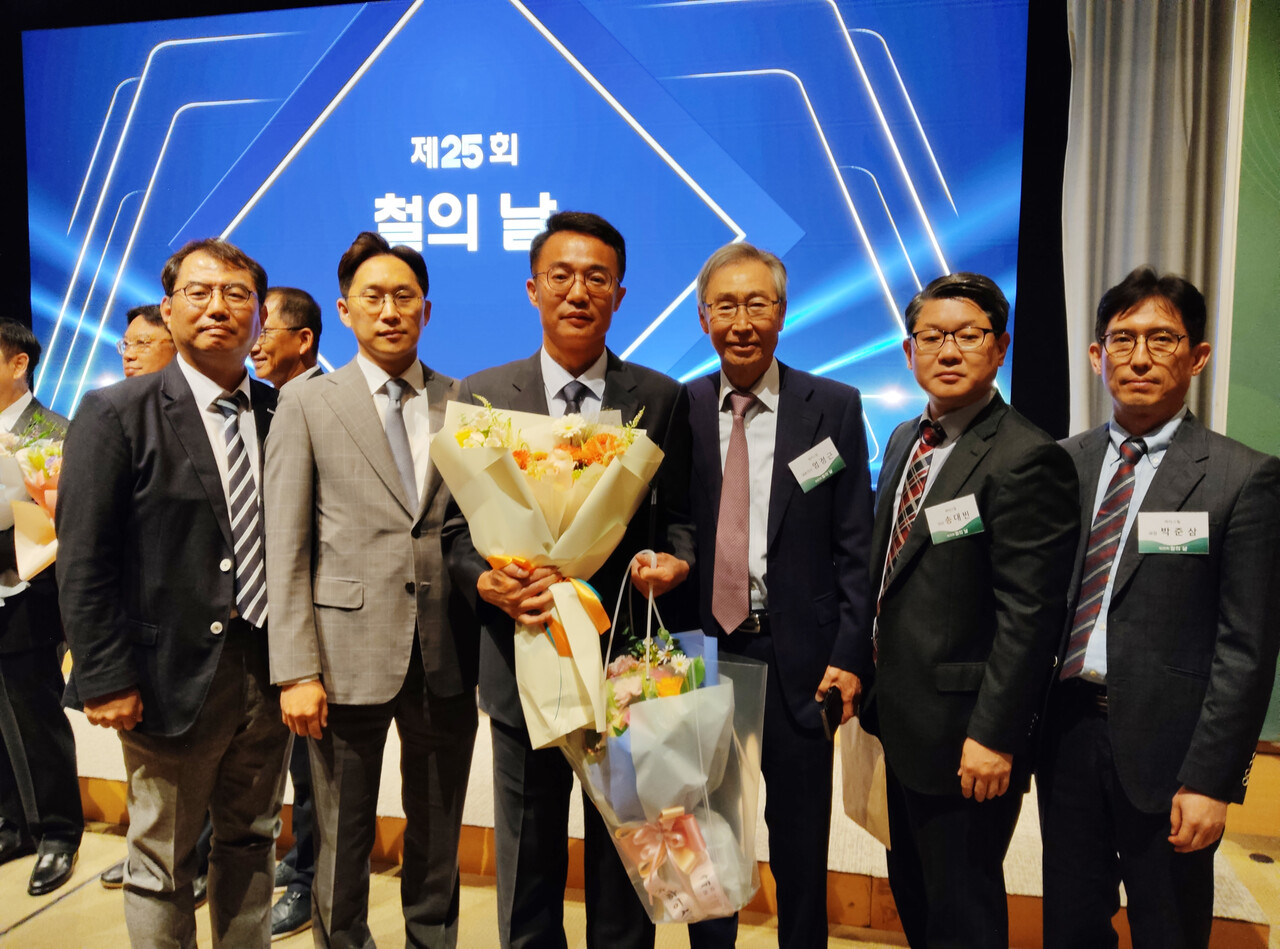 ◇하이스틸 박정훈 부장과 임직원들