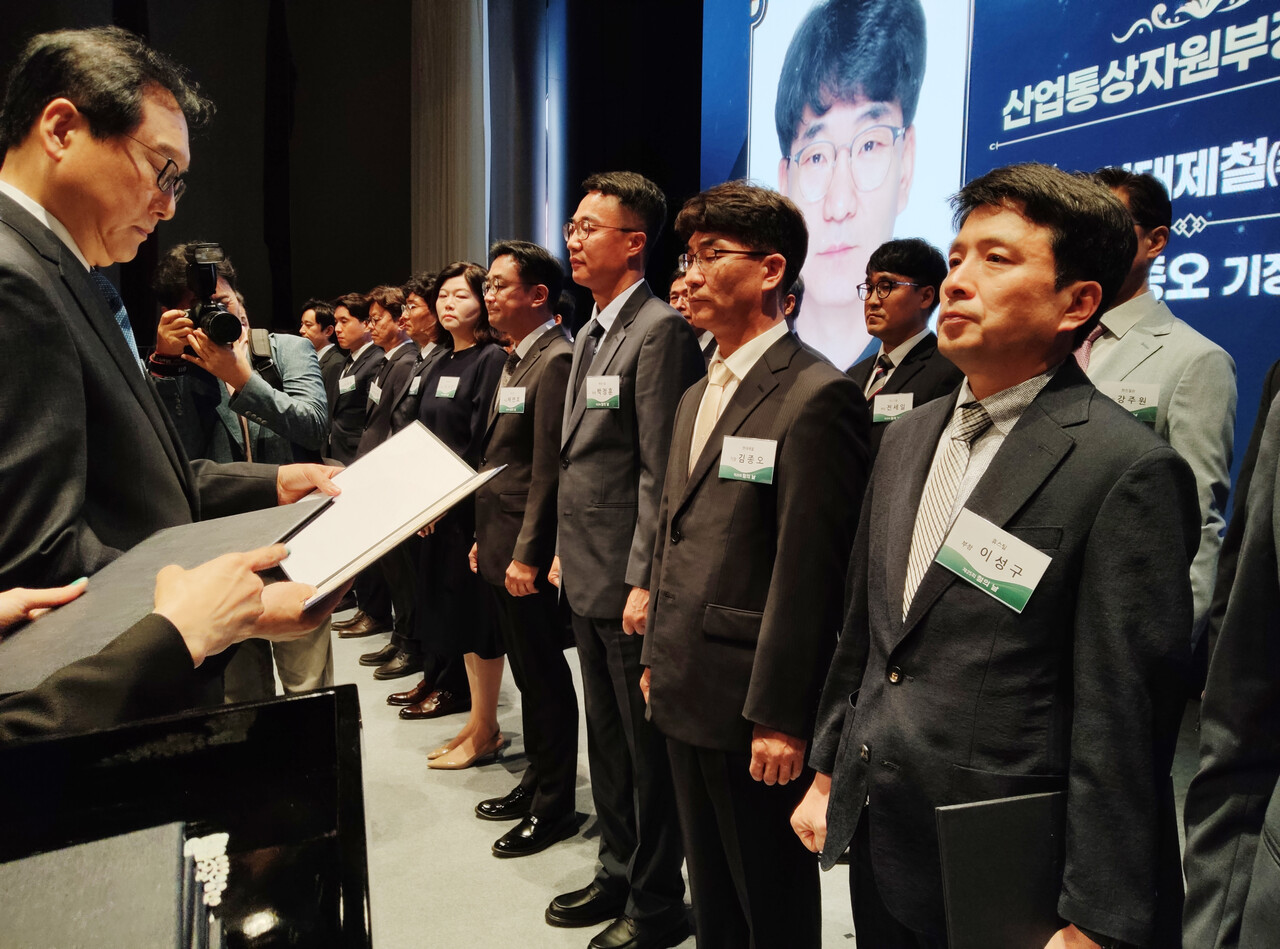 ◇제25회 철의 날에서 산업부장관상을 수상하는 휴스틸 이성구 부장