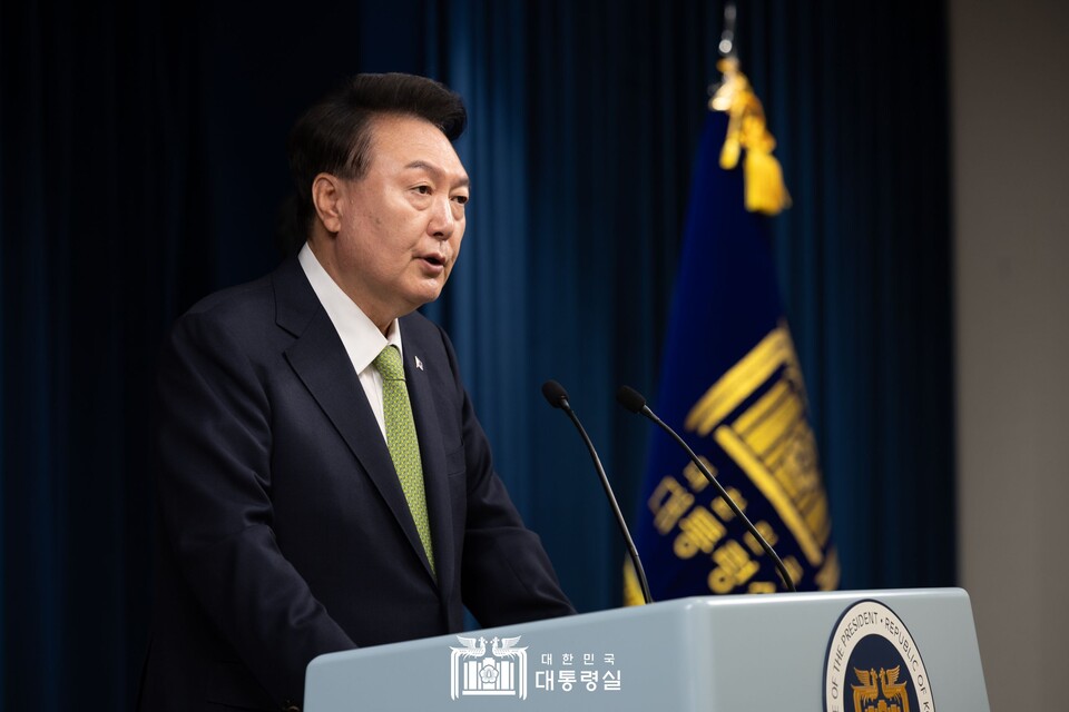 ◇윤석열 대통령은 3일 용산 대통령실 청사에서 열린 첫 국정브리핑에서 "포항 영일만 앞바다에서 막대한 양의 석유와 가스가 매장돼 있을 가능성이 높다는 물리탐사 결과가 나왔다"라고 발표하고 있다.