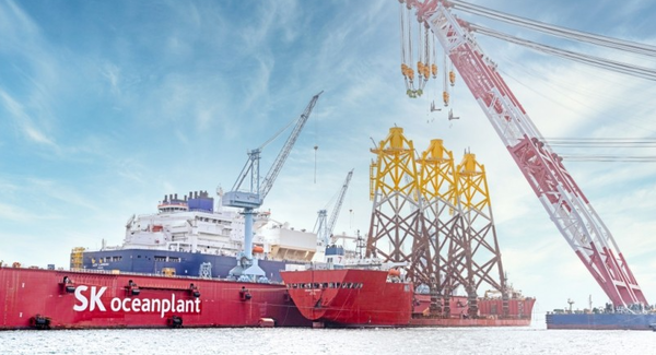 ◇SK오션플랜트는 대만 펭미아오1(Fengmiao1) 프로젝트 개발사인 CIP(코펜하겐 인프라스트럭쳐 파트너스)와 한화 약 3,900억 원 규모의 해상풍력 하부구조물(재킷) 공급 계약을 체결했다고 밝혔다. 사진은 SK오션플랜트가 제작한 재킷이 수출되는 모습