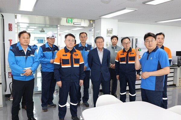 천시열 포항제철소장과 전익현 이사장이 포항철강산업단지의 한 중소기업을 방문해 혁신활동 현장을 살펴보고 있다.