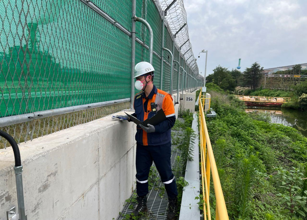  포항제철소 직원이 풍수해 대비 냉천 제방둑 상태를 점검하고 있다.