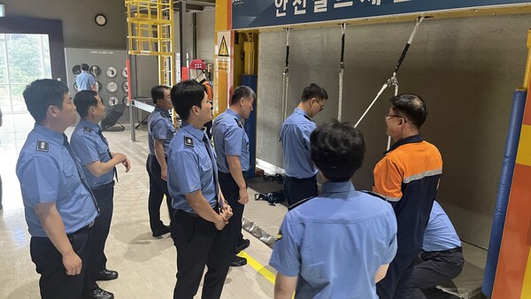 10일 포스코글로벌안전센터에서 포항해양경찰서 직원들을 대상으로 한 ‘혁신 안전리더 양성 교육’이 진행됐다.