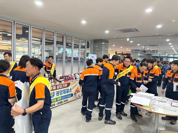 11일, 포스코 직원들이 본사에서 열린 고향사랑기부제 교차 기부식에 참여하고 있다