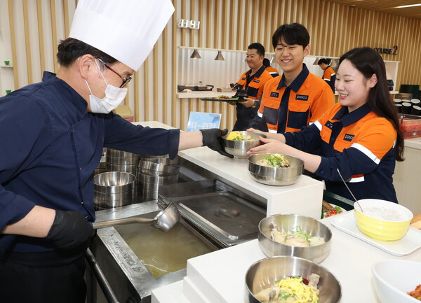 7.15 초복을 맞아 포항소 구내식당에서 제공하는 보양 점심특선을 직원들이 배식 받고 있다.