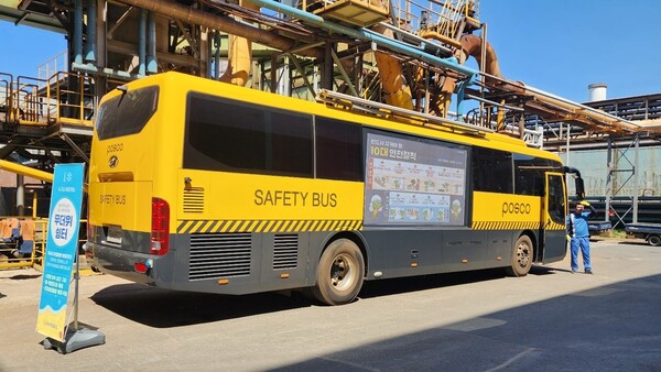 찾아가는 안전버스가 무더위 쉼터로 탈바꿈하여 작업자들에게 휴게공간을 제공하고 있다.