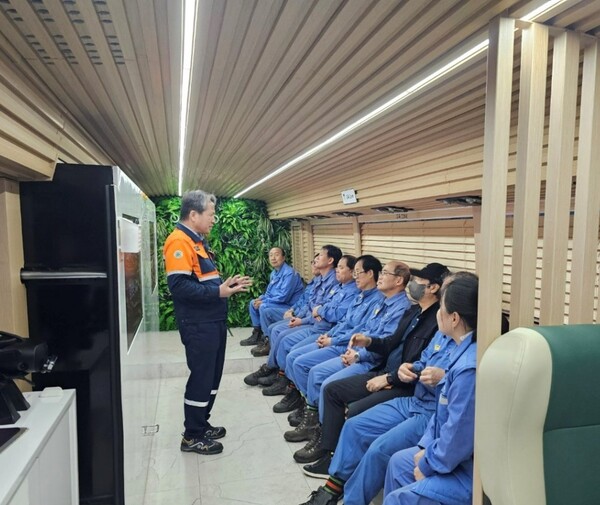 찾아가는 안전버스를 찾은 작업자에게 안전교육을 실시하고 있다.