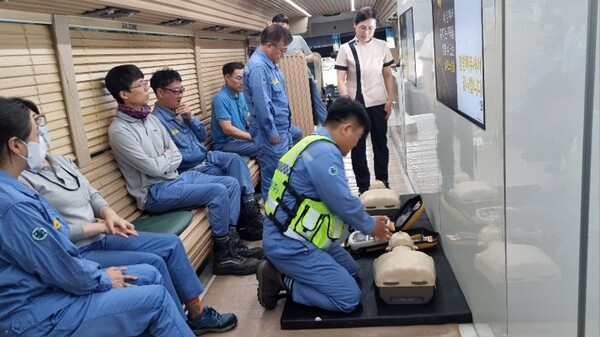 찾아가는 안전버스에서 심폐소생술 실습교육을 하고 있다.