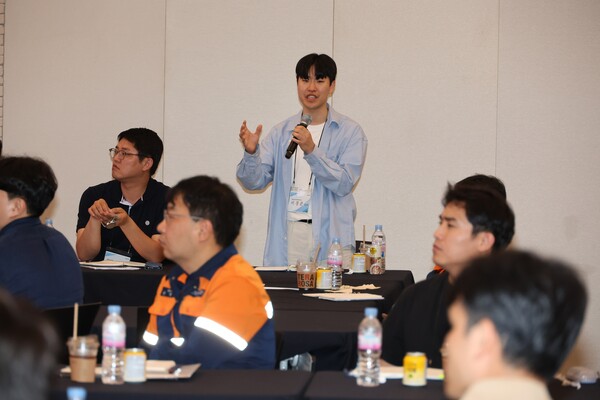 정비 직원이 고충에 대해 말하고 있다.