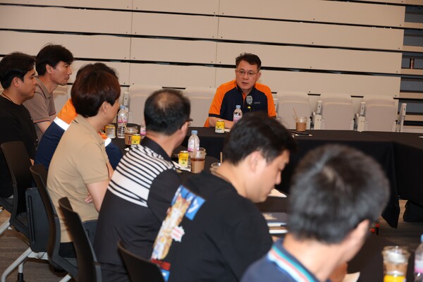 포항제철소장이 고충에 대해 답변하고 있다.