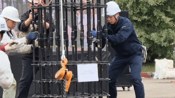 - 나사 마디 철근에 기계식 커플러를 사용해 아랫단과 윗단을 연결하는 모습
