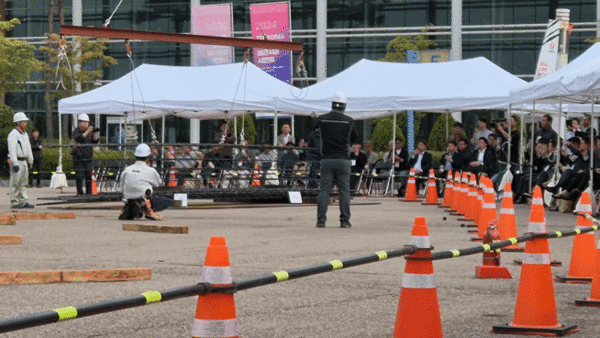 - J-WIRE 결속선을 적용한 선조립 부재를 펼치는 모습