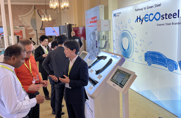 - 현대제철 연구원이 독일 ECB(Euro Car Body)에 참석한 글로벌 고객사들에게 탄소저감 자동차강판 제품을 설명하고 있는 모습