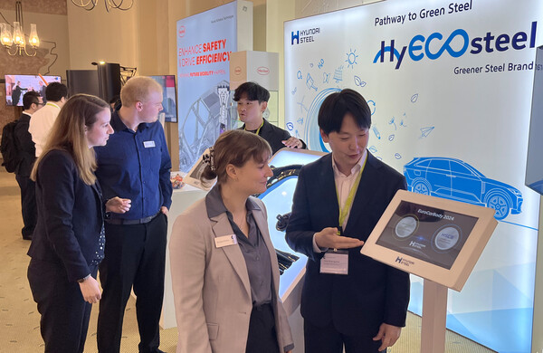 - 현대제철 연구원이 독일 ECB(Euro Car Body)에 참석한 글로벌 고객사들에게 탄소저감 자동차강판 제품을 설명하고 있는 모습