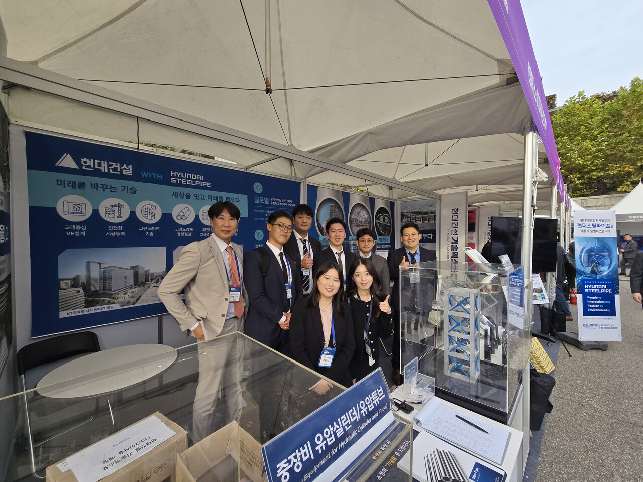 ◇현대스틸파이프는 10월 24일~25일까지 서울 종로구 계동 현대건설 본사 앞에서 열린 '현대건설 기술엑스포 2024'에 참가해 자사의 강관 제품과 솔루션들을 고객들에게 선보였다.