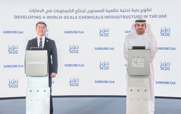 ◇삼성E&A 남궁 홍 사장(왼쪽)과 타지즈社 마샬 알 킨디 사장(오른쪽)이 계약식에 참석해 기념 촬영을 하고 있다.