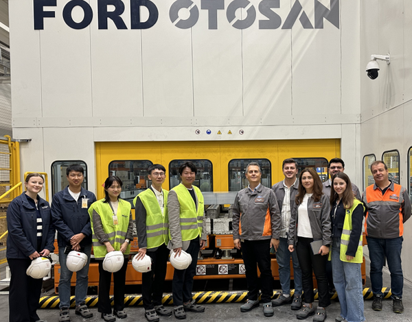  - 현대제철-포드 오토산 직원들이 프레스 테스트를 마친 후 기념 촬영하고 있 는 모습