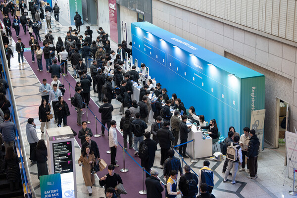  - 전시회 입장을 준비하는 관람객들