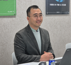 철강산업의 AI 도입 현황에 대해 설명하는 아이티브AI의 김민엽 이사