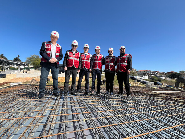 ◇덕신이피씨 튀르키예 데크플레이트 첫 샘플 시공(사진 좌측 첫번째 브래너 이스마일 회장, 사진 좌측 세번째 덕신이피씨 유희성 대표)