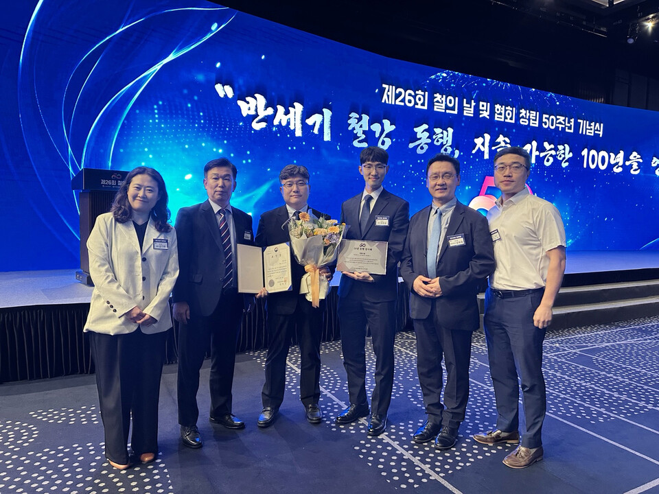 ◇휴스틸 임직원 기념 촬영