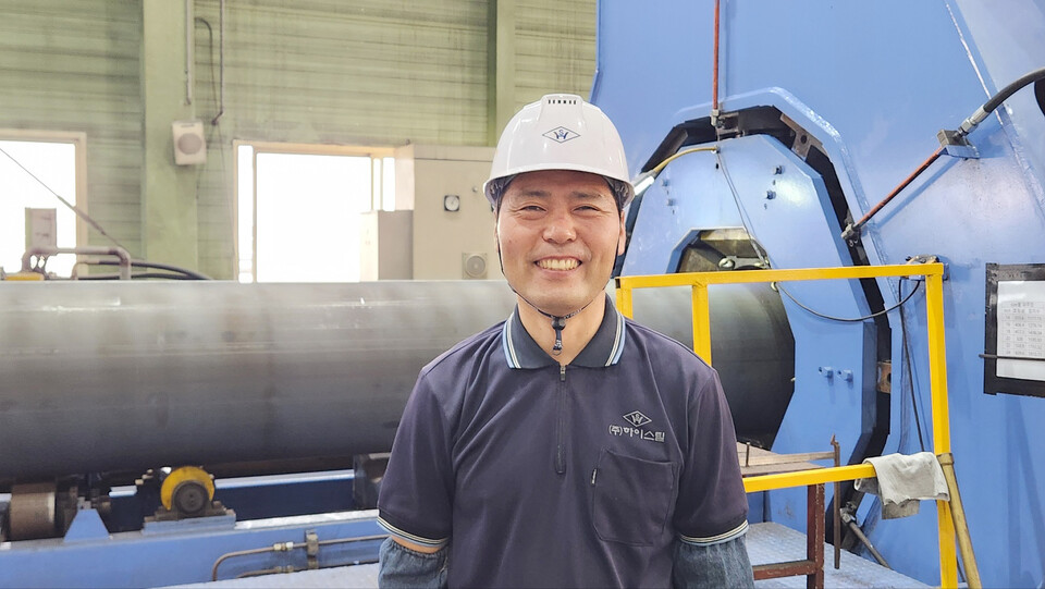 ◇하이스틸 박찬동 반장(사진)은 6월 9일 서울 삼성동 그랜드 인터컨티넨탈 서울 파르나스 호텔에서 진행된 '제26회 철의 날 및 한국철강협회 창립 50주년 기념식'에서 철강 산업 발전에 기여한 공로를 인정받아 산업통상자원부 장관상을 수상했다. 