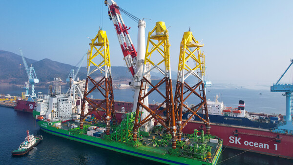 ◇SK오션플랜트가 제작한 해상풍력 하부구조물이 선적을 마치고 수출길에 오르고 있다.
