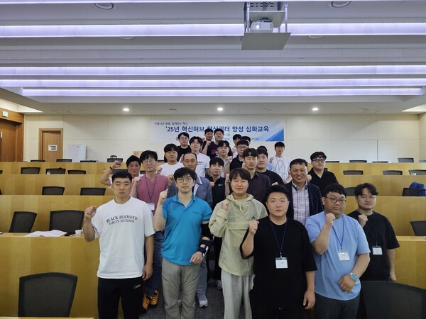 포항제철소가 지난 25일부터 27일, 포스코 구룡포 수련원에서 지역 중소기업 10개 사 직원 24명을 대상으로 한 QSS 혁신리더 심화 교육을 실시했다.