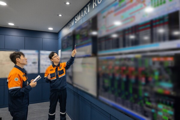 광양제철소 직원들이 냉연 자동속도 제어 시스템 현황판을 모니터링하고 있다.