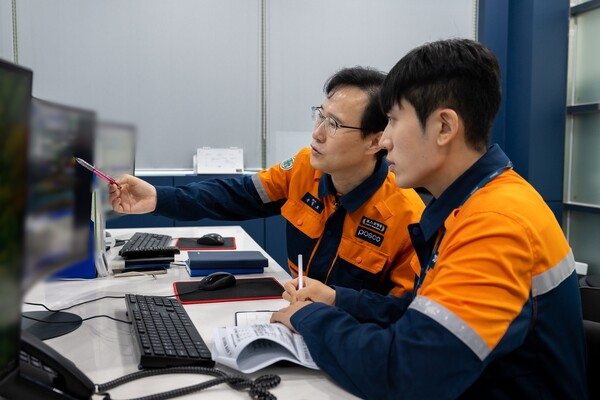 광양제철소 직원들이 냉연 자동속도 제어 시스템 현황판을 모니터링하고 있다.