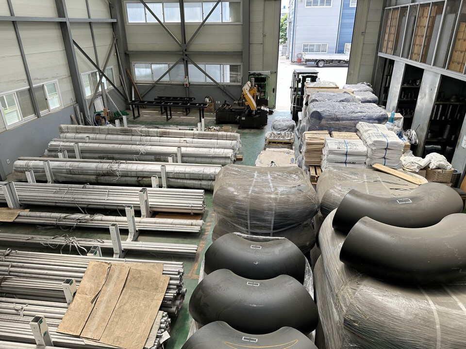 ◇STS강 무계목 강관과 공장 내부 전경