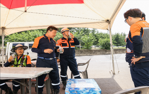 포스코 포항제철소 직원들이 그늘막 아래에서 휴식을 취하고 있다.
