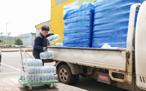포스코 포항제철소에서 직원들에게 시원한 냉수를 지급하고 있다.