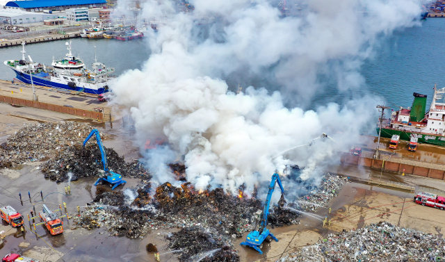 리튬이온 배터리 화재가 이슈로 부상 중이다.  지난 4월 부산의 한 제강사 야드의 화재. 
