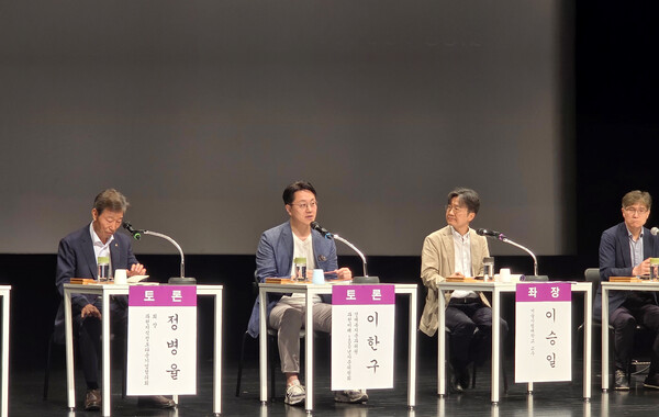 ◇금강공업 이한구 전무(사진 좌측 두번째)는 7월 18일 과천시 시민회관 소극장에서 열린 ‘과천 미래 100년 포럼’에 과천미래100년자문위원회 및 경제복지분과위원 자격으로 참석해 과천의 미래 청사진에 대한 산업계 의견을 제시했다. 